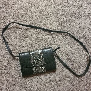 Chic Black Crossbody Bag with Snake Print